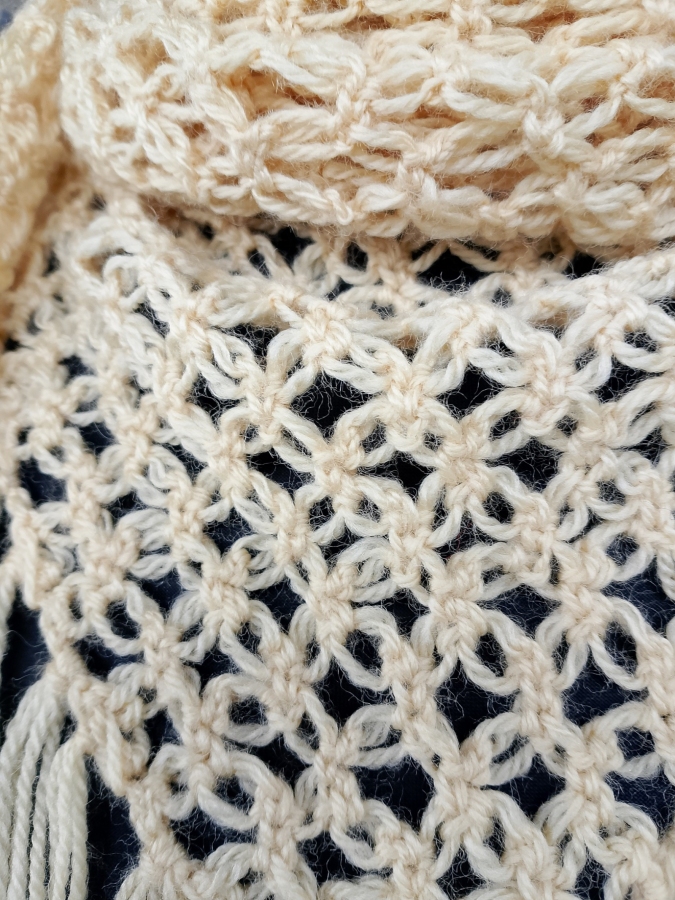 Chusta karmelowa, wzór w kwiaty