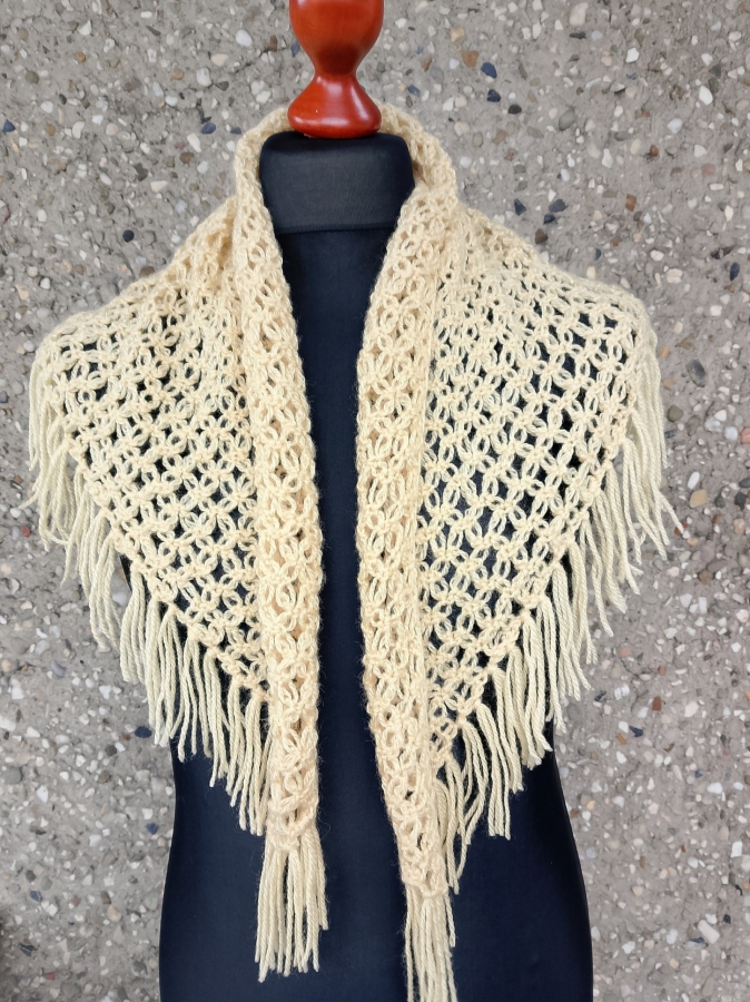 Chusta karmelowa, wzór w kwiaty