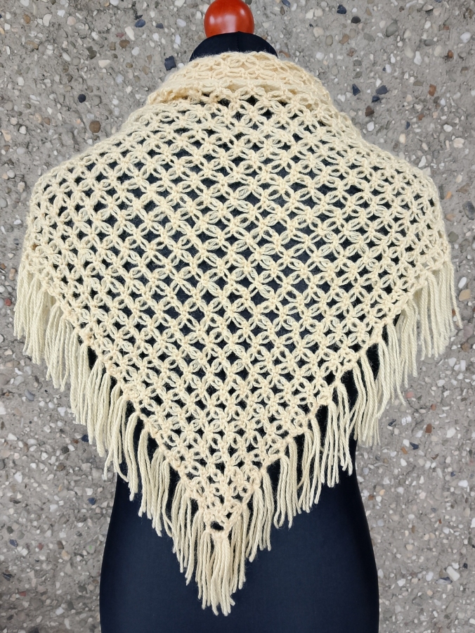 Chusta karmelowa, wzór w kwiaty