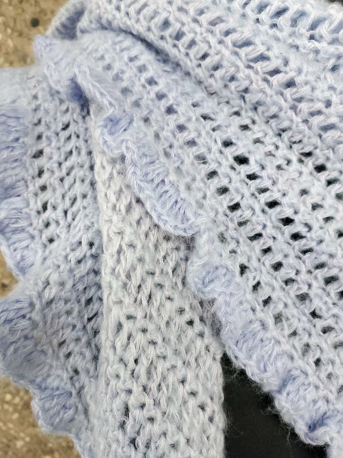 Błękitna chusta z falbanką