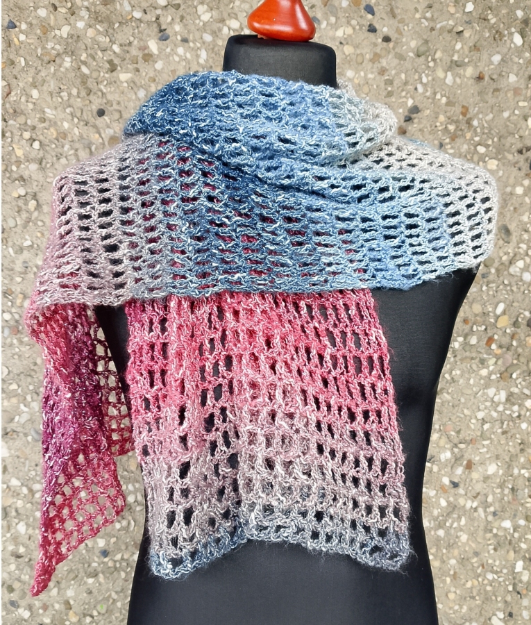 Cieniowany szal ze srebrną nitką