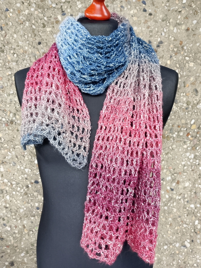 Cieniowany szal ze srebrną nitką