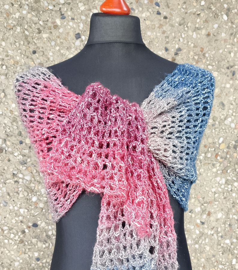 Cieniowany szal ze srebrną nitką