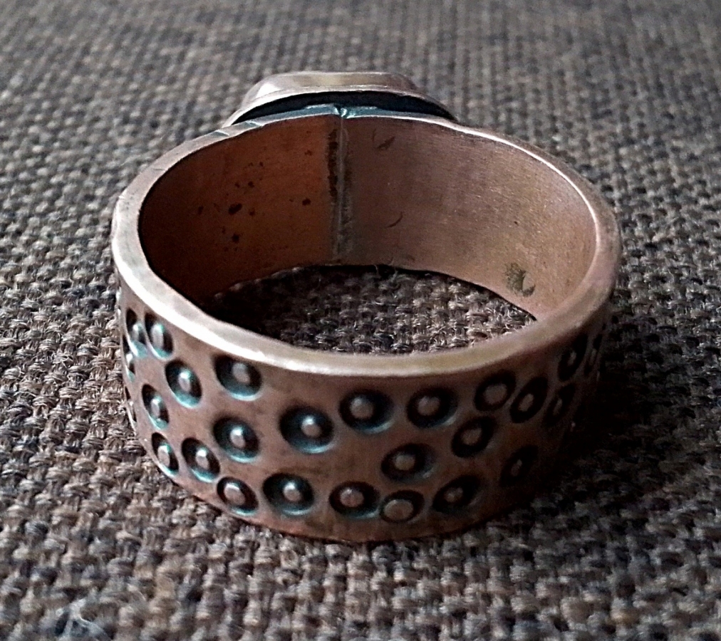 Pierścionek miedziany z koralowcem.