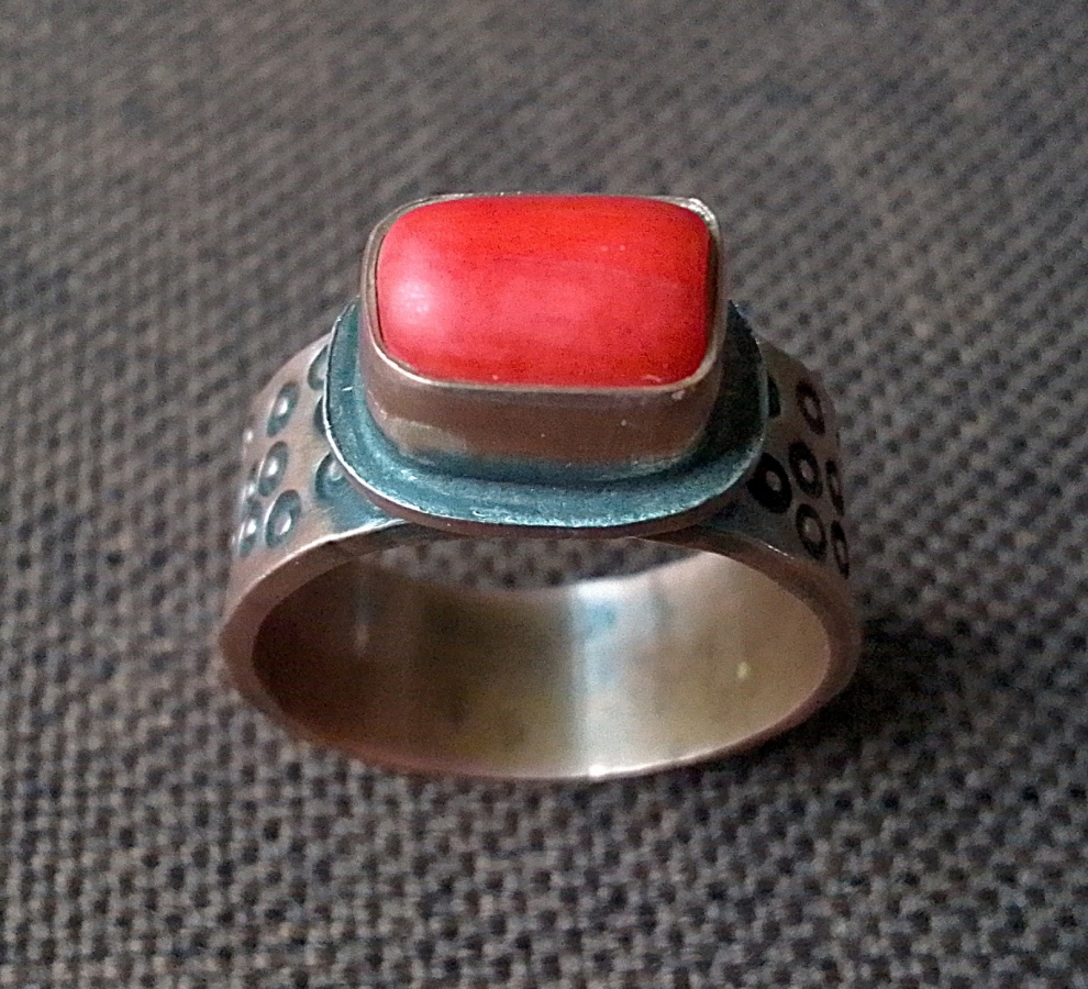 Pierścionek miedziany z koralowcem.