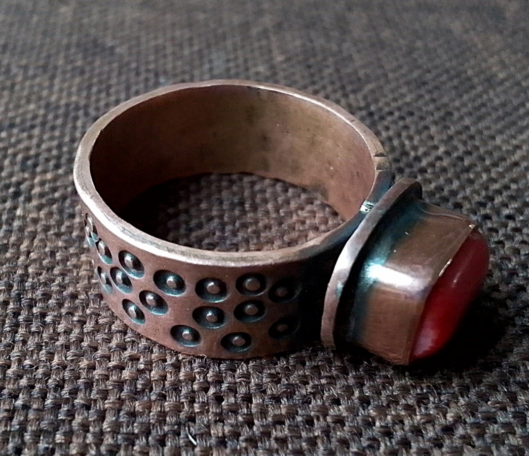 Pierścionek miedziany z koralowcem.