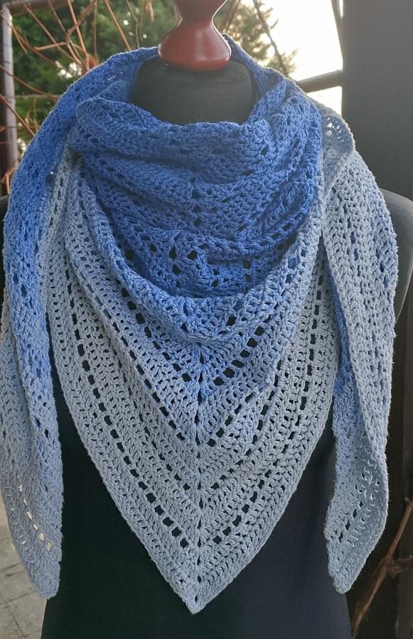 Cieniowana niebieska chusta