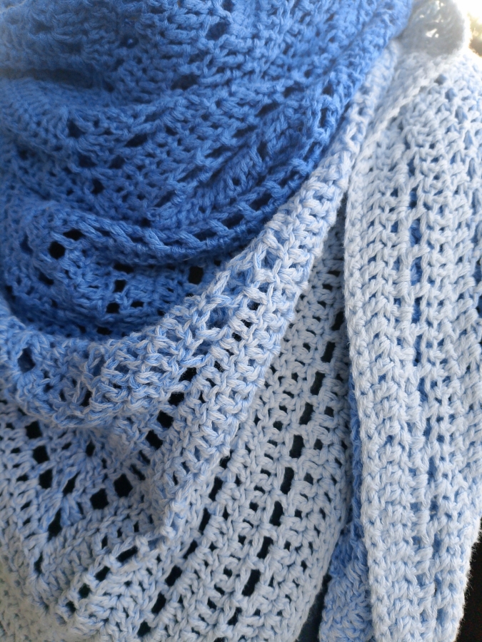 Cieniowana niebieska chusta