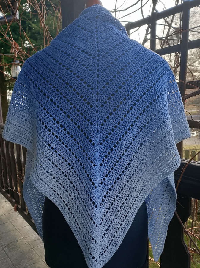 Cieniowana niebieska chusta