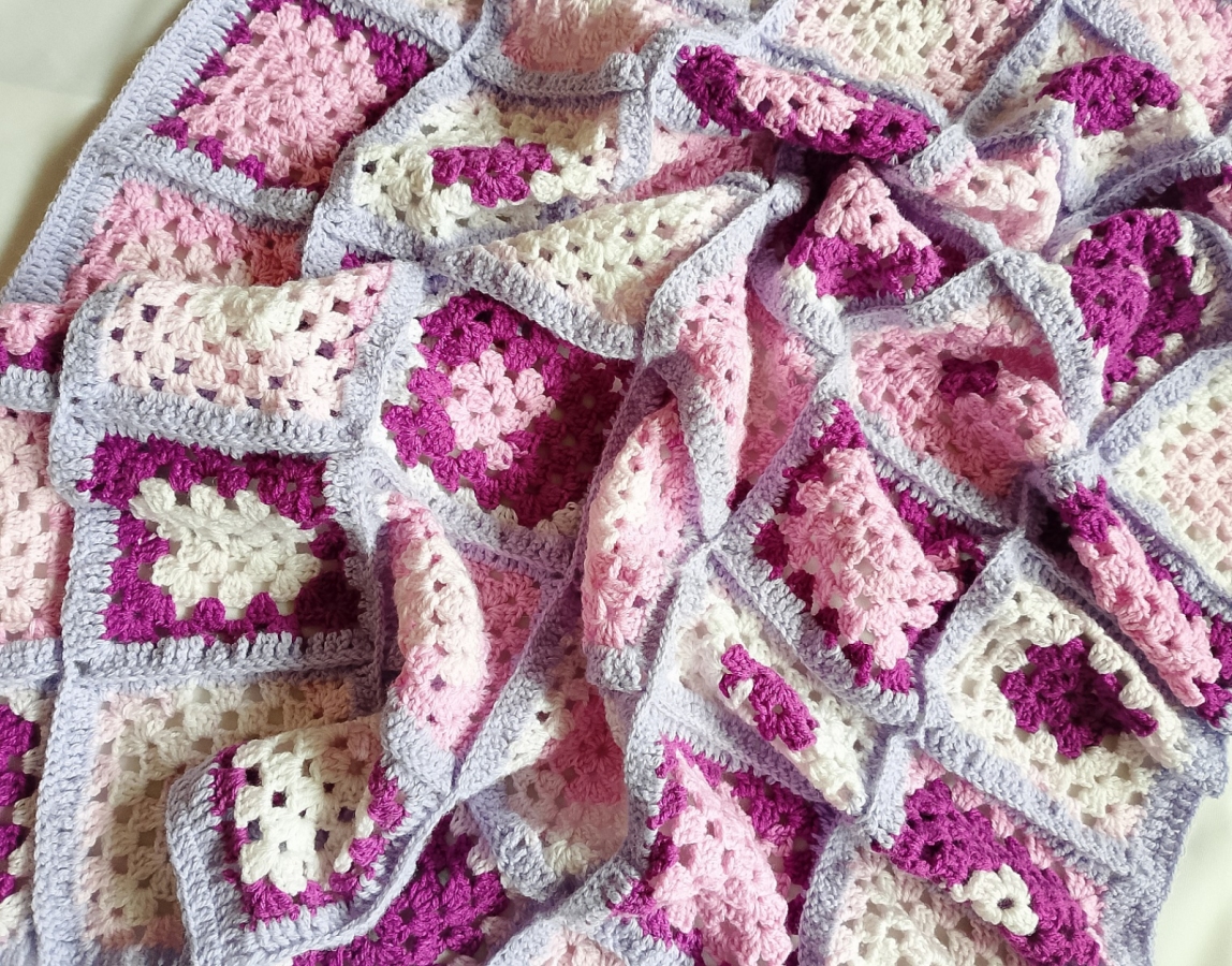 Narzuta z kwadratów w fioletach