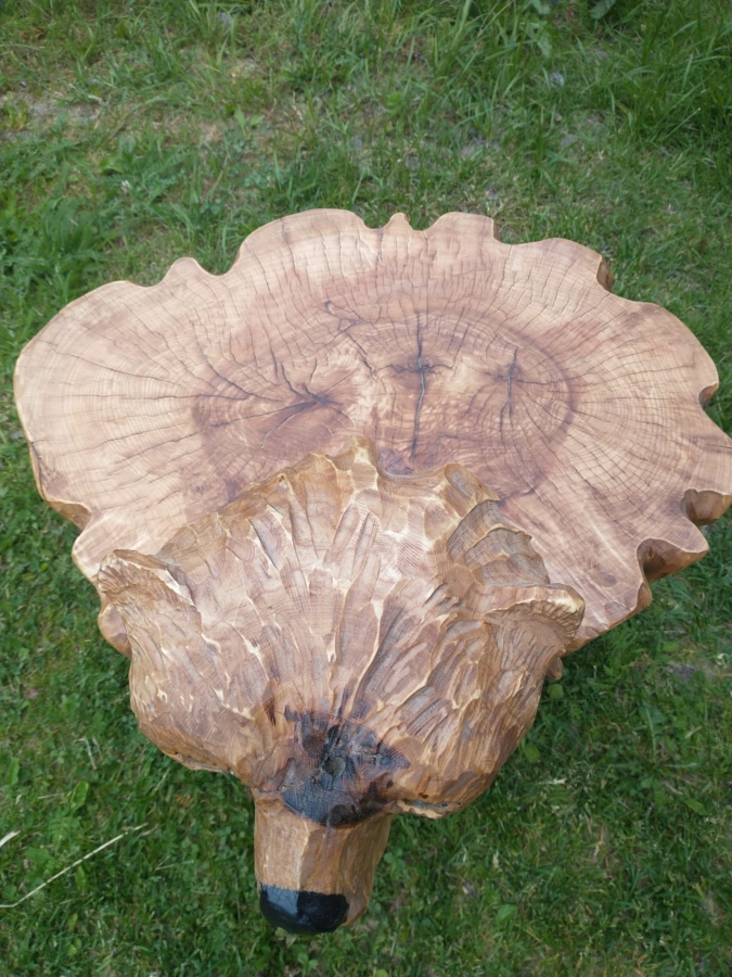 Stolik kawowy rzeźbiony 