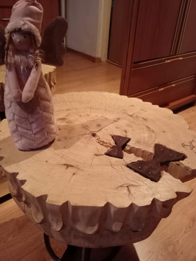 Stolik kawowy rzeźbiony 