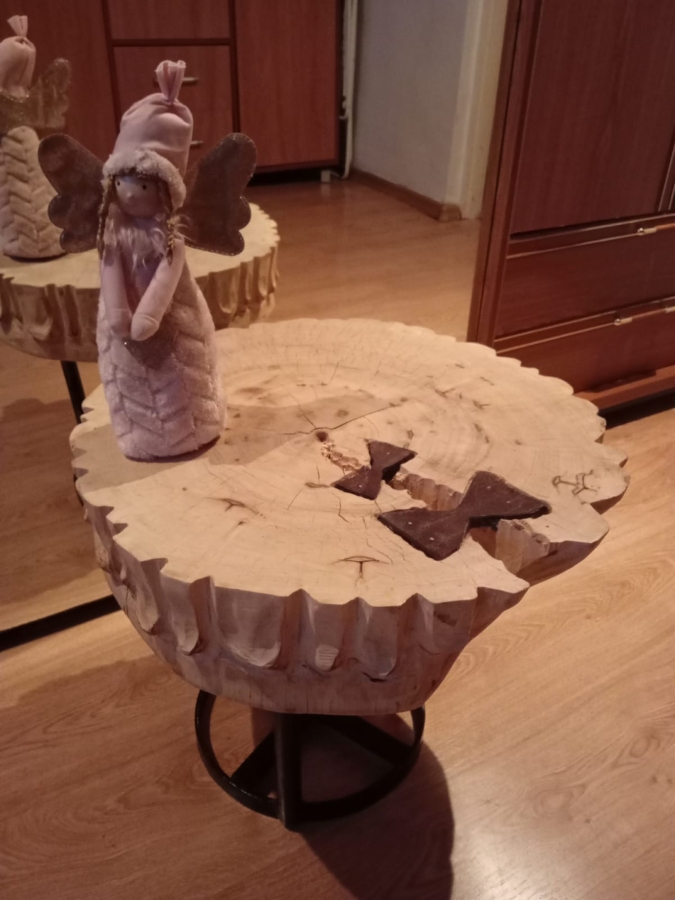 Stolik kawowy rzeźbiony 