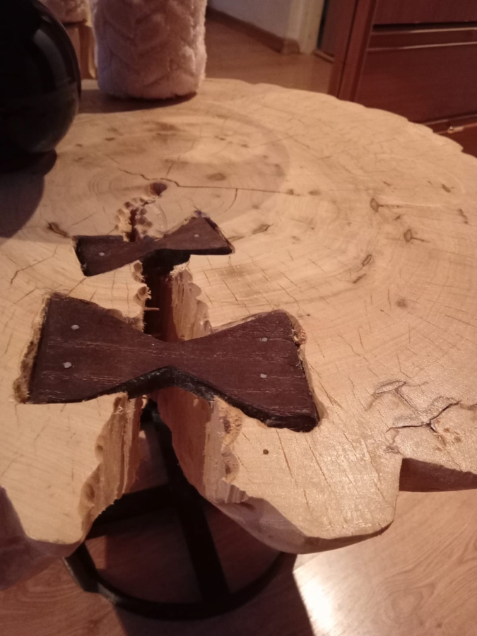 Stolik kawowy rzeźbiony 