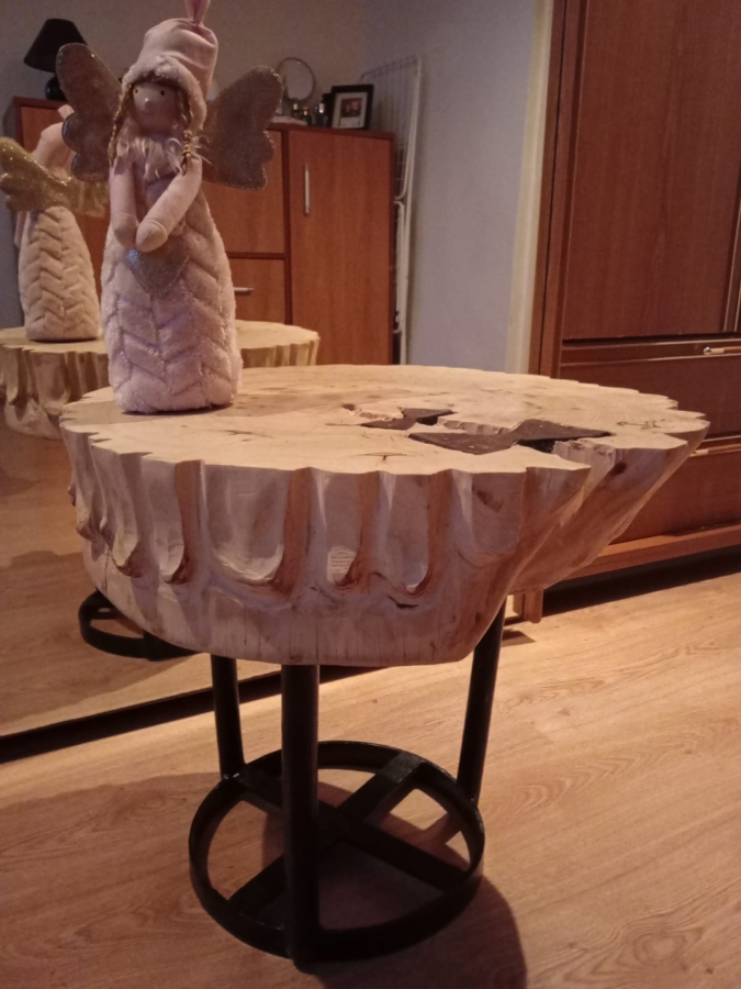 Stolik kawowy rzeźbiony 