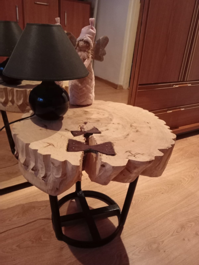 Stolik kawowy rzeźbiony 