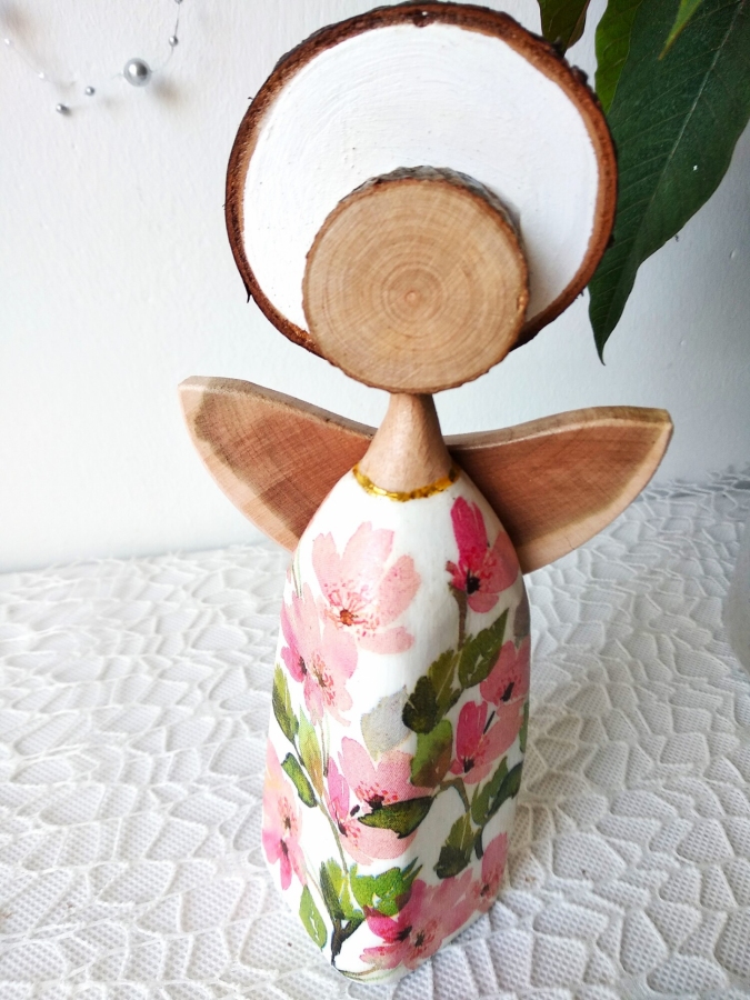 Anioł w sukience w różowe kwiatki.