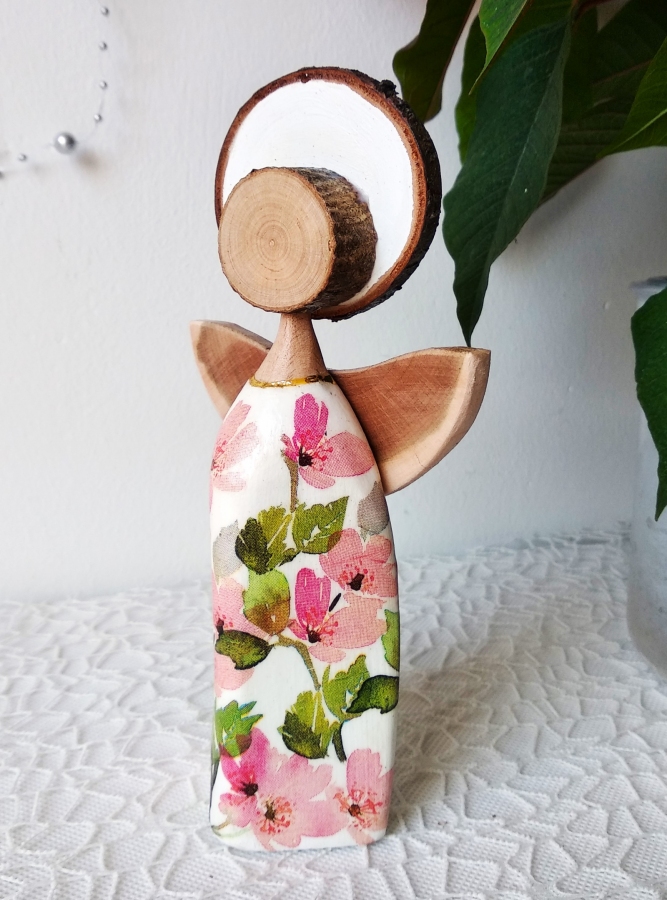 Anioł w sukience w różowe kwiatki.