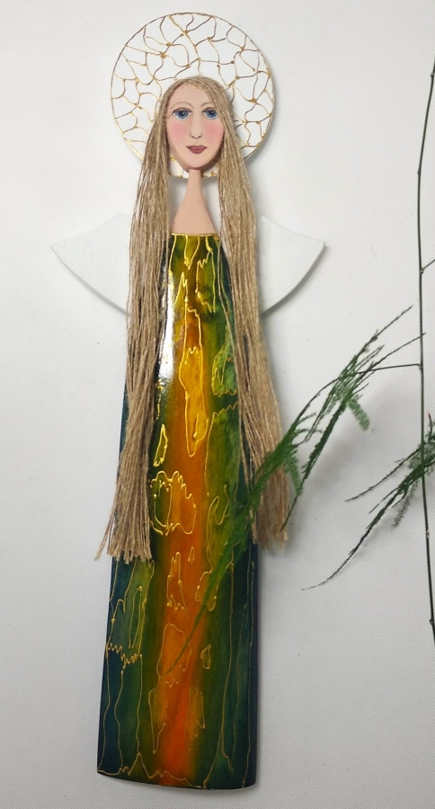 Barwny anioł - dekoracja przyciągająca wzrok.