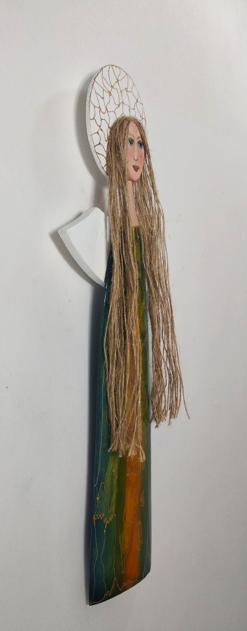 Barwny anioł - dekoracja przyciągająca wzrok.