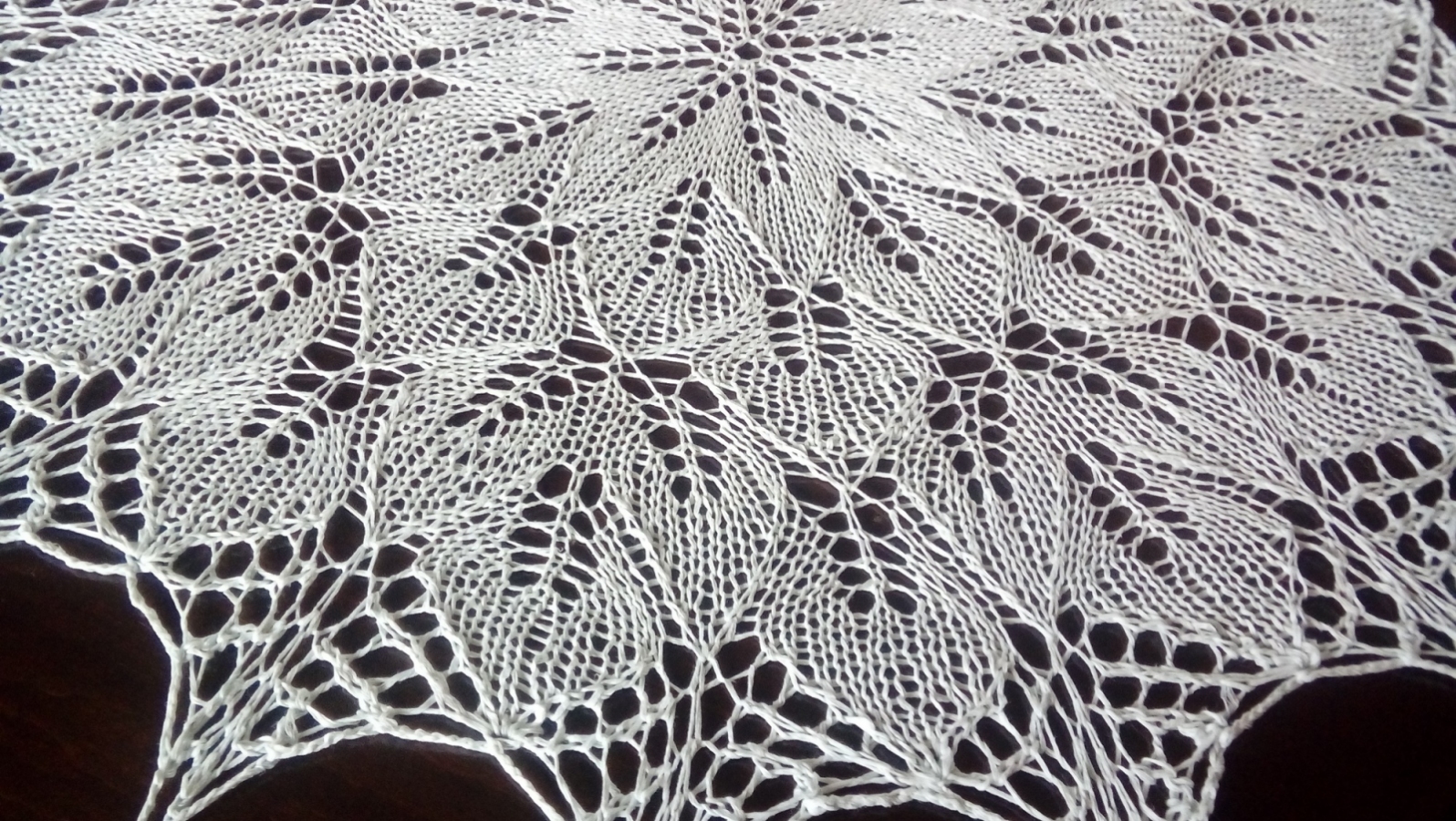 Obrus na drutach, jasna mięta