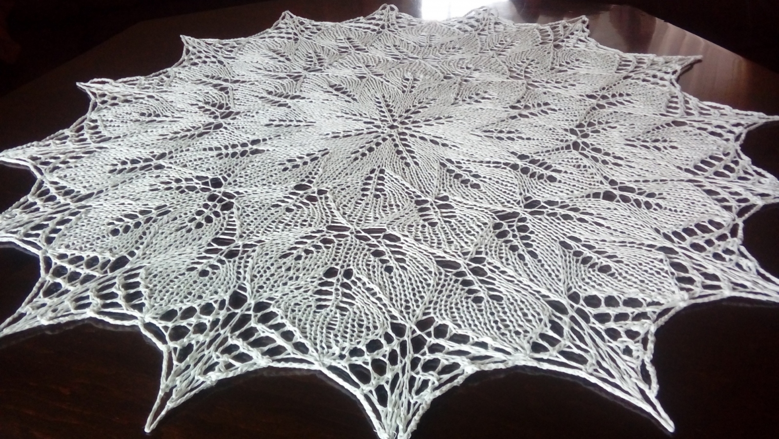 Obrus na drutach, jasna mięta