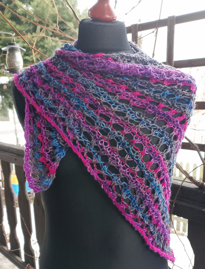 Ażurowa chusta cieniowana, na drutach