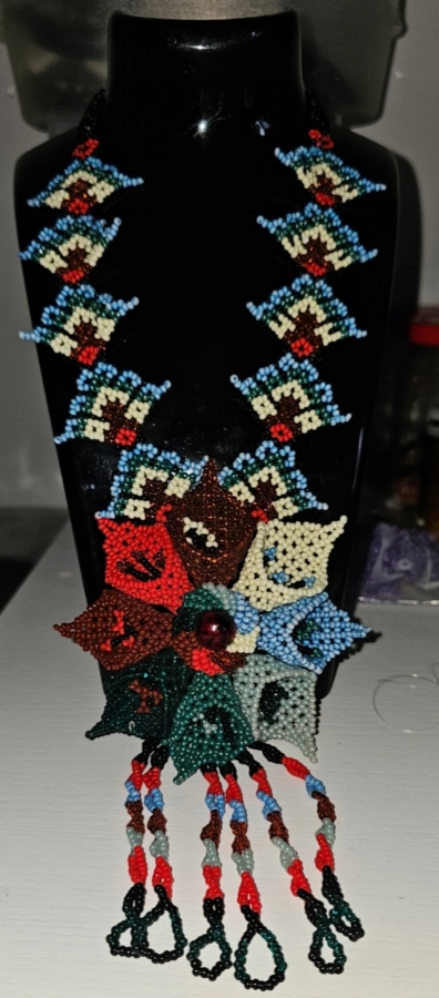 Naszyjnik z koralików Huichol