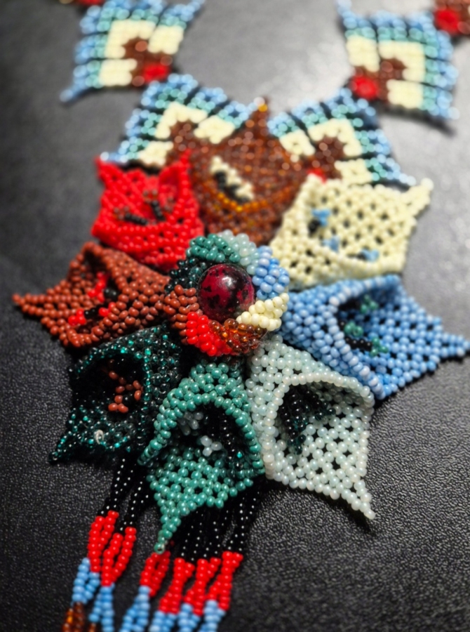 Naszyjnik z koralików Huichol
