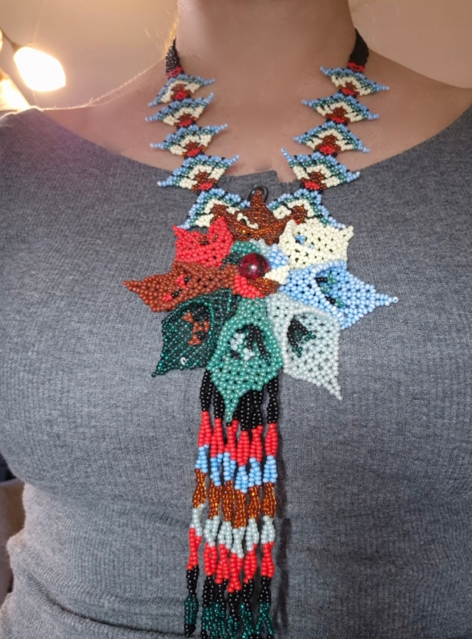 Naszyjnik z koralików Huichol