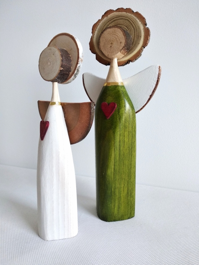 Dekoracyjne aniołki z drewna.