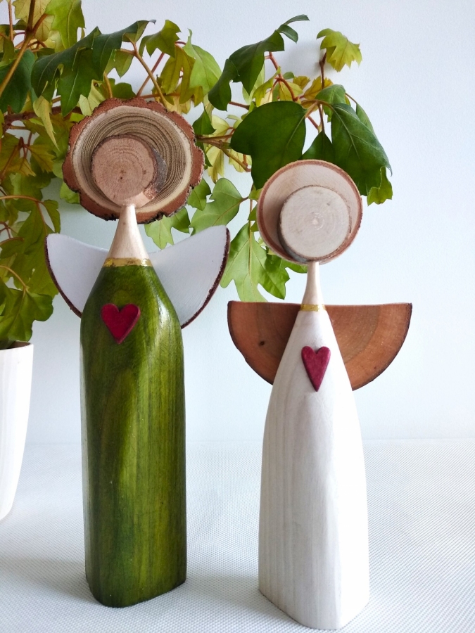 Dekoracyjne aniołki z drewna.