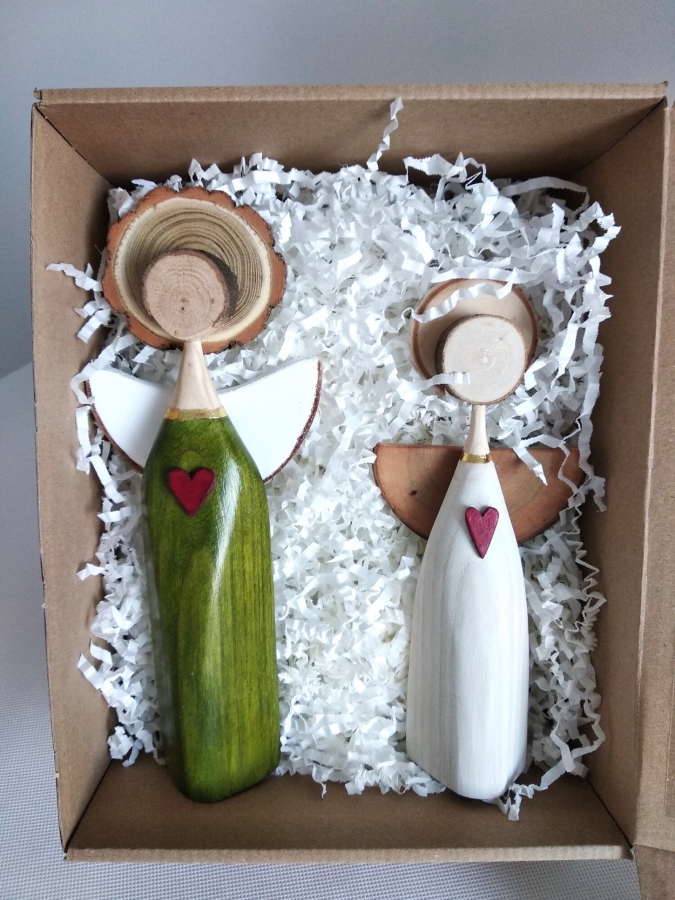 Dekoracyjne aniołki z drewna.