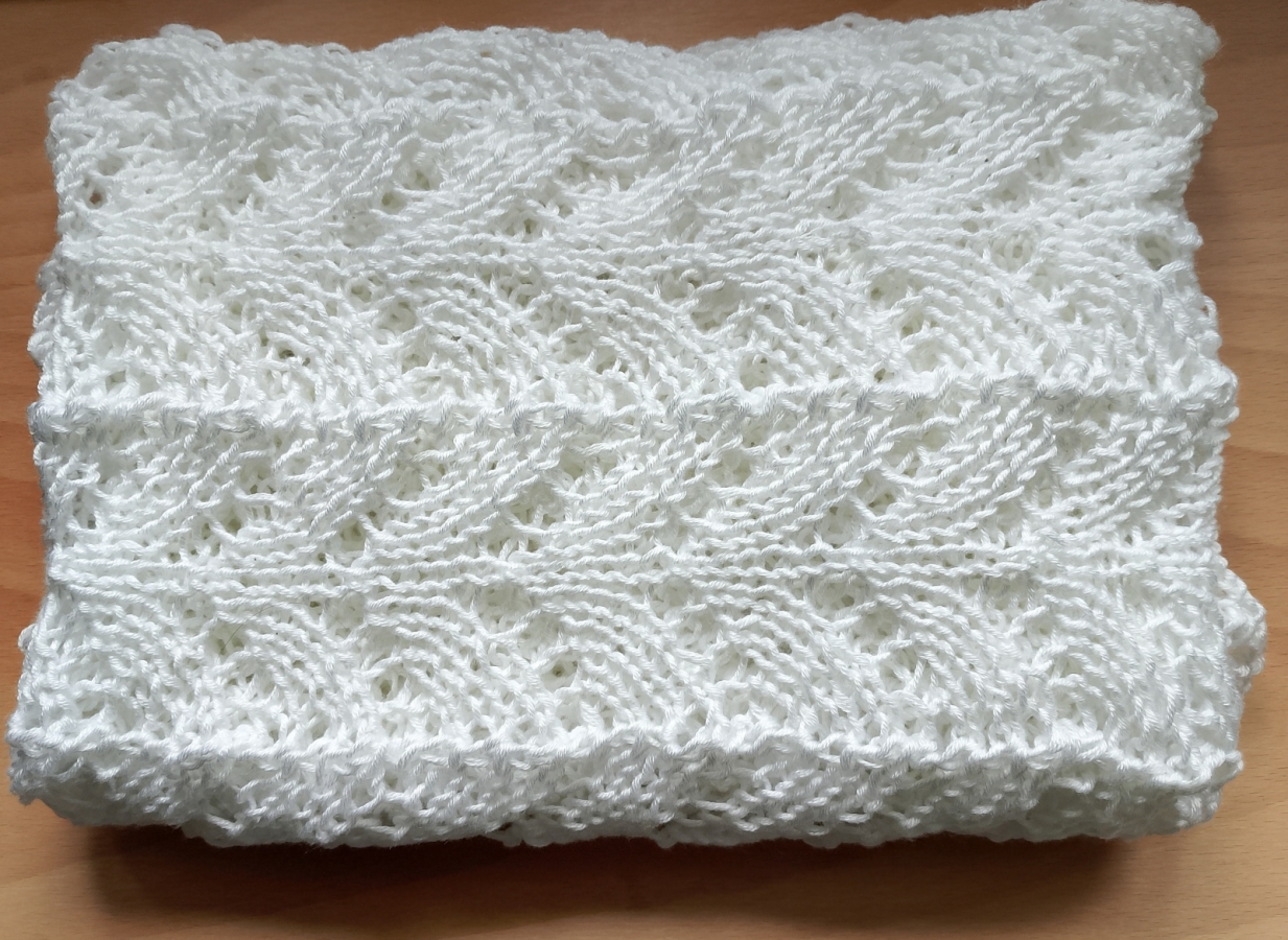 Biały szal z kaszmirem i jedwabiem, na drutach