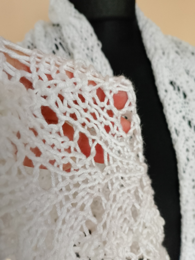 Biały szal z kaszmirem i jedwabiem, na drutach