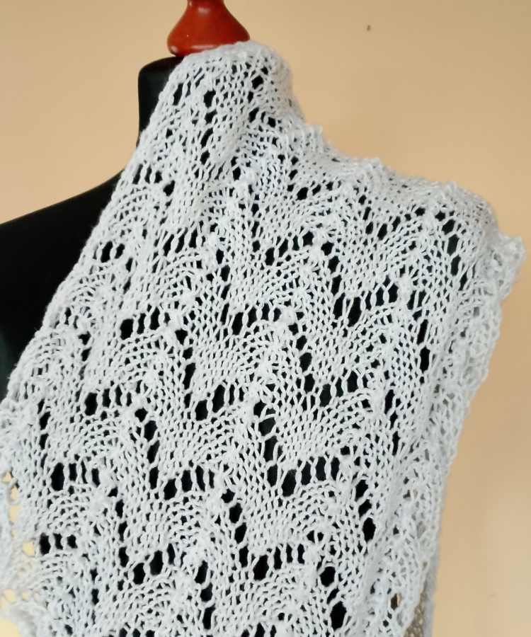 Biały szal z kaszmirem i jedwabiem, na drutach