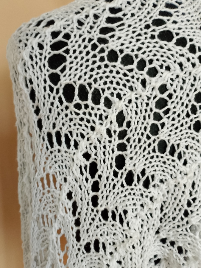 Biały szal z kaszmirem i jedwabiem, na drutach