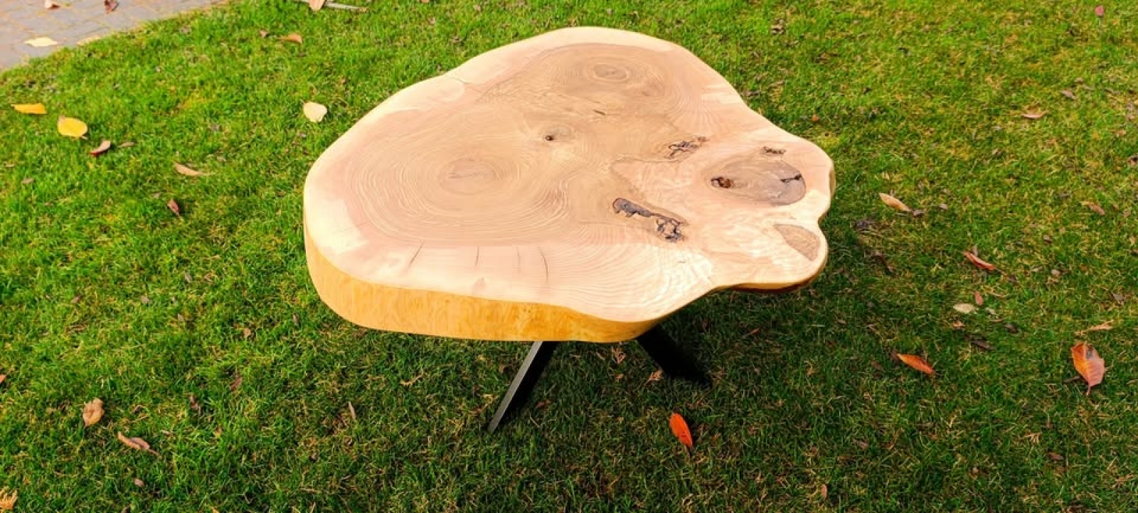 Drewniany stolik kawowy handmade – lite drewno i metal