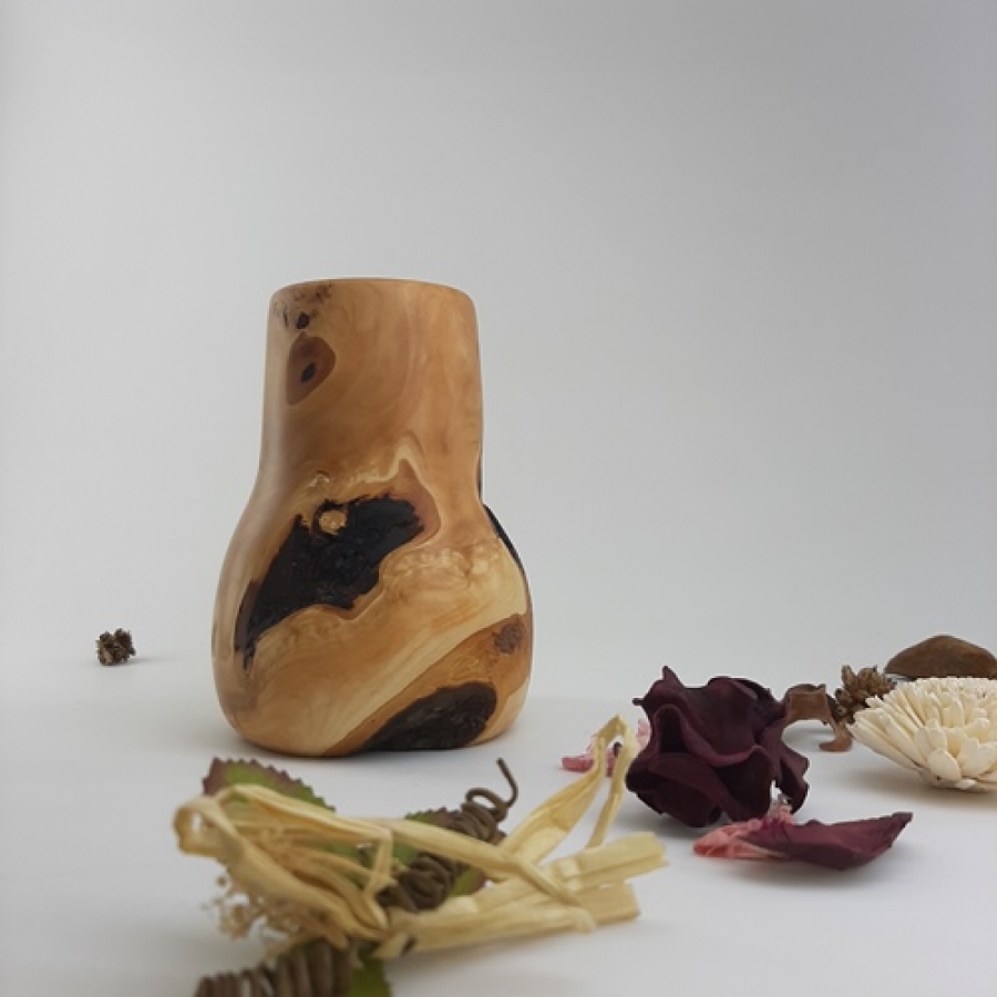 Mały wazon dekoracyjny z korzenia jabłoni