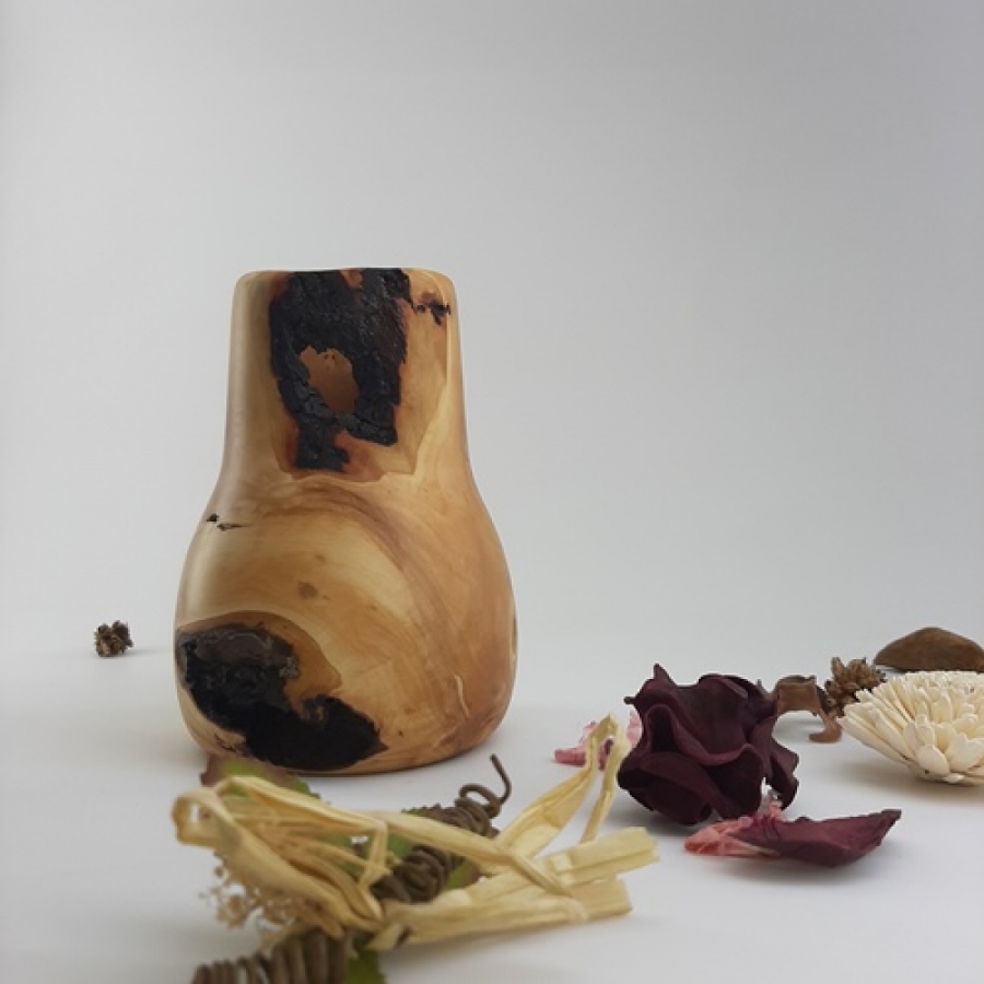 Mały wazon dekoracyjny z korzenia jabłoni