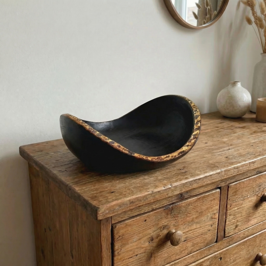 Cień i Blask – Ręcznie toczona miseczka z drewna orzecha