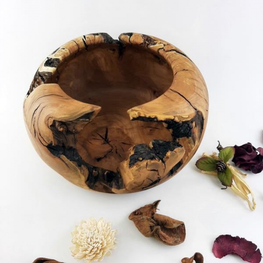 Duch Drzewa – Monumentalna misa z korzenia jabłoni