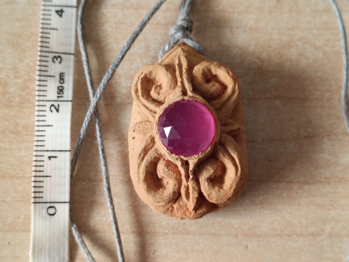 Wisior z pestki awokado z fuksjowym kryształem