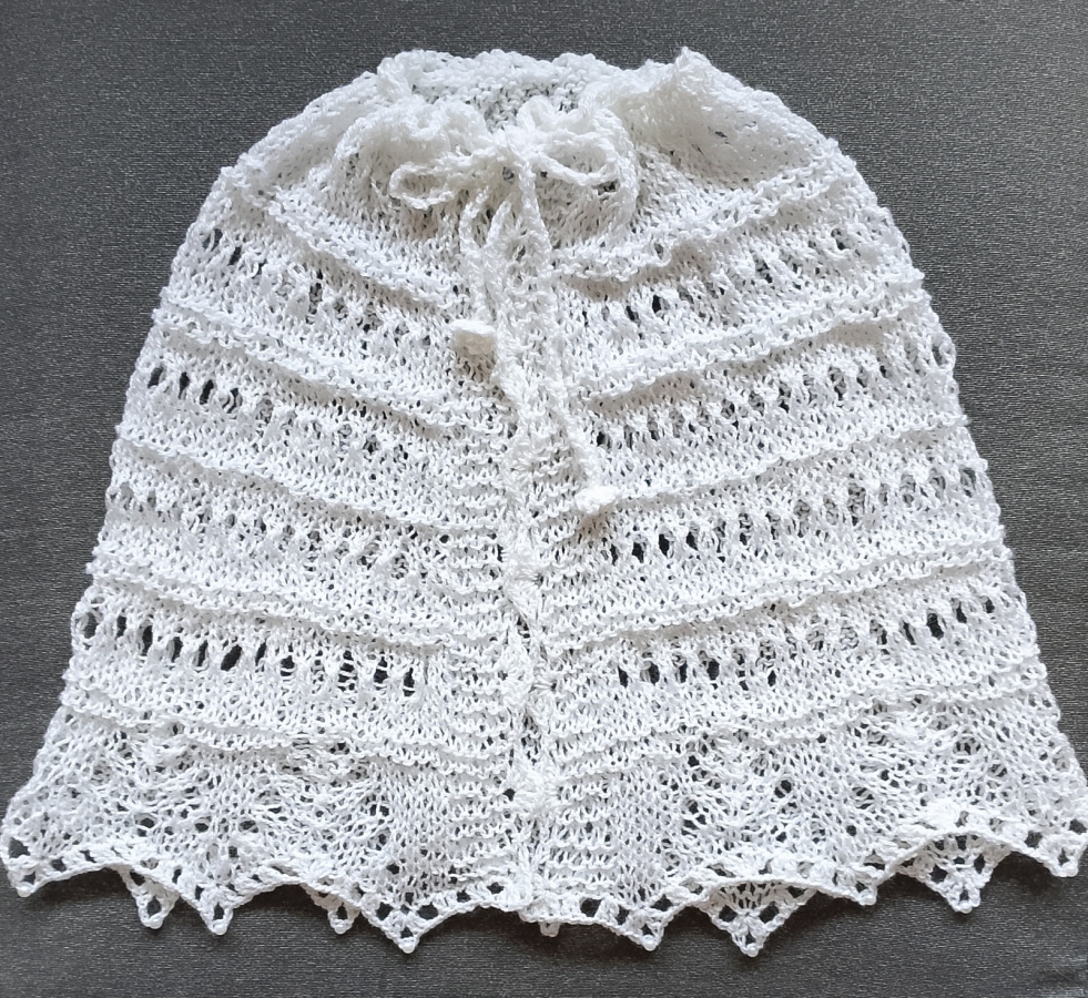 Biała pelerynka, klasyczny dodatek do stroju komunijnego