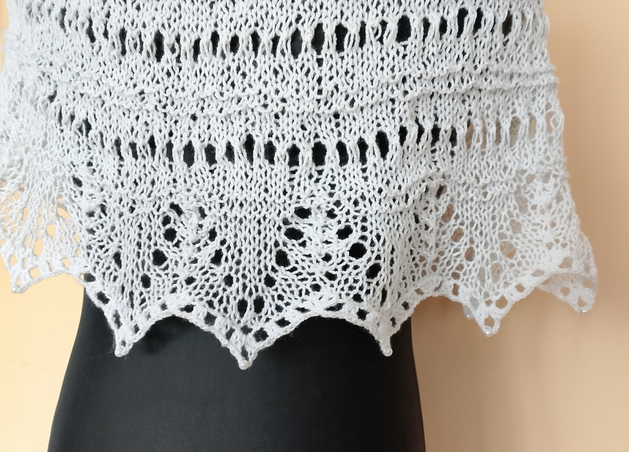 Biała pelerynka, klasyczny dodatek do stroju komunijnego