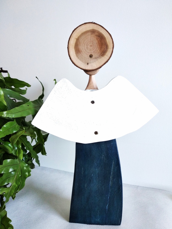 Ręcznie wykonany anioł z drewna – symbol spokoju.