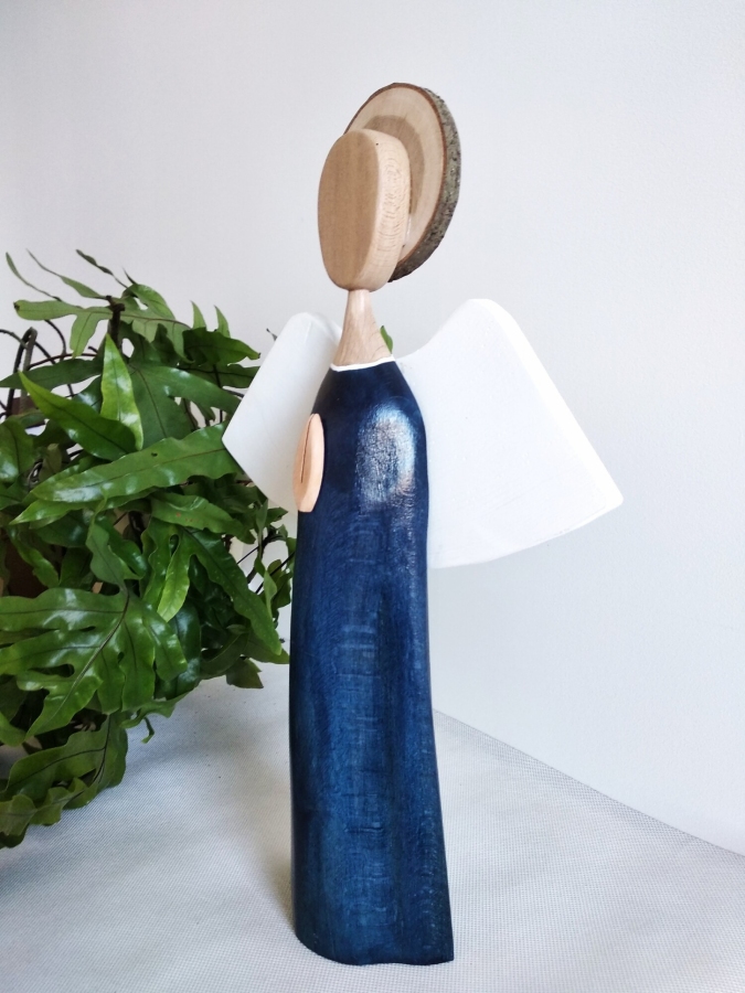 Ręcznie wykonany anioł z drewna – symbol spokoju.