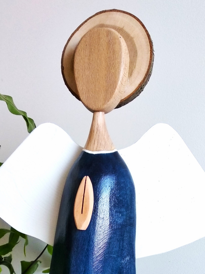 Ręcznie wykonany anioł z drewna – symbol spokoju.