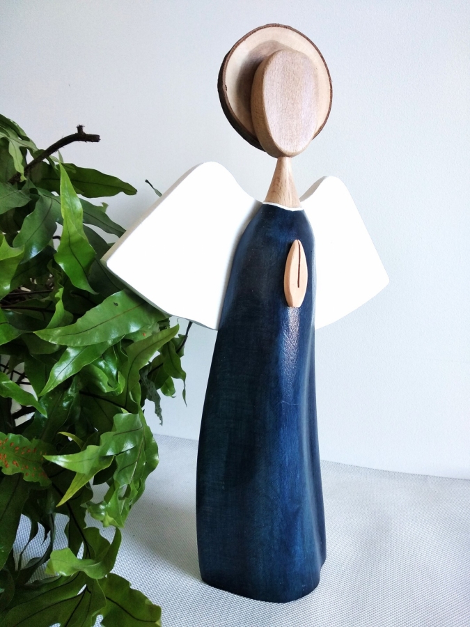 Ręcznie wykonany anioł z drewna – symbol spokoju.