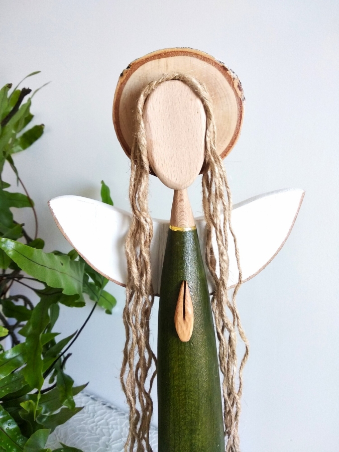 Ręcznie wykonany anioł z drewna – harmonia i natura.